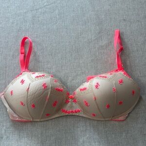 Victoria’s Secret Dream Angels Padded No Wire Bra Embroidered‎ size 38DD